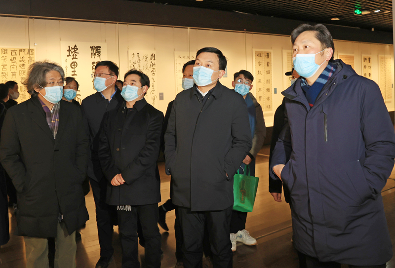 中国书协副主席,上海市书协驻会副主席兼秘书长潘善助宣布展览开幕.