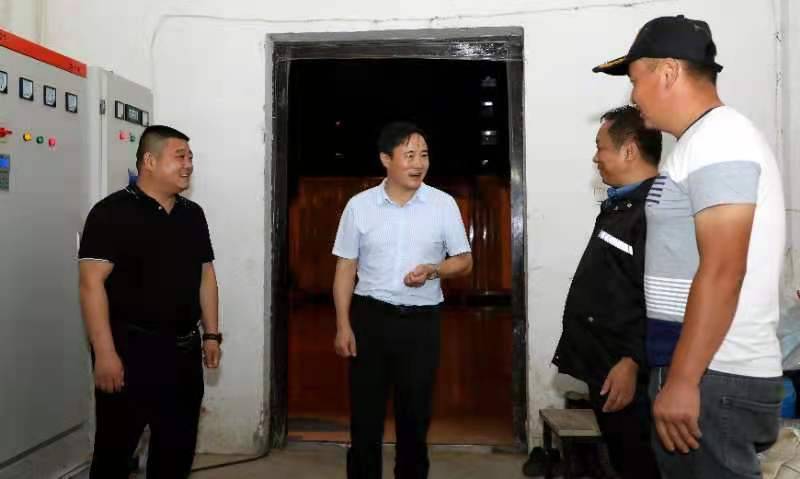 任东夜查防汛值班值守情况