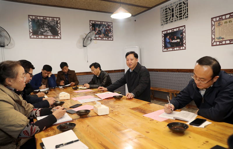 黄晓武蹲点走访濉溪县临涣镇海孜村用脚步丈量民情 用