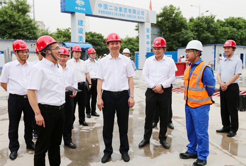 市委书记黄晓武在陪同考察时强调,要全面深化地企合作,携手奋进共谋