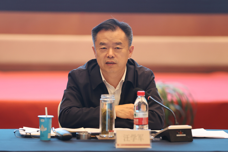 省农业农村厅党组书记,厅长汪学军主持会议并讲话.