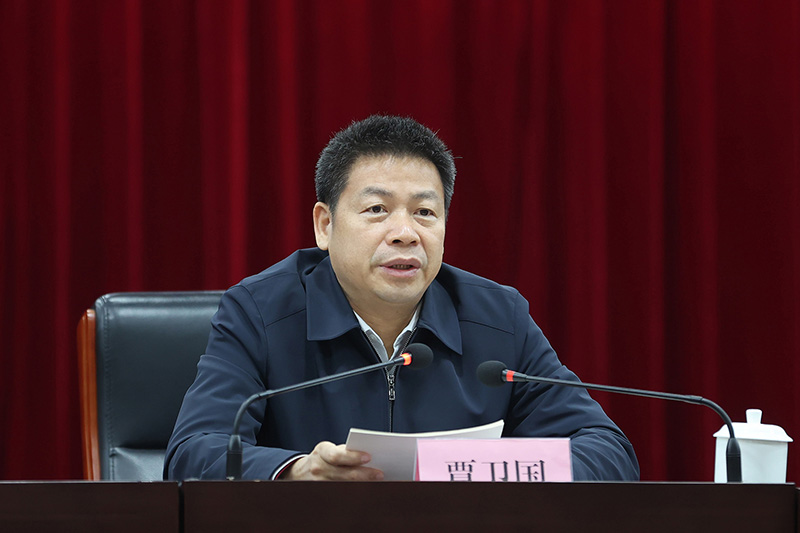 12月15日上午,我市举行专题党课报告会,市委书记覃卫国作题为《树立和