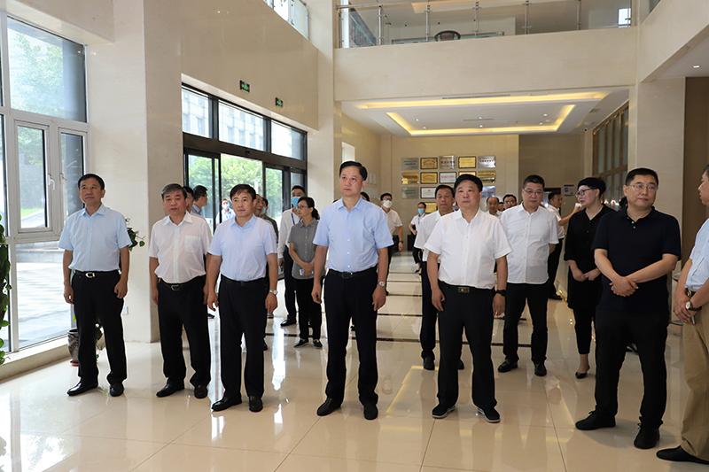 河北省委常委,石家庄市委书记邢国辉12日晚会见了我市代表团