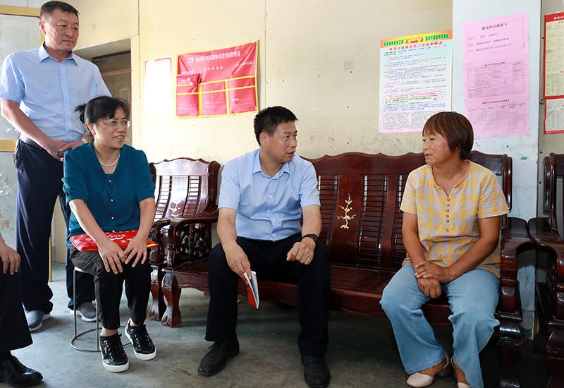 市委常委,濉溪县委书记任东,市政府秘书长赵德志参加调研.