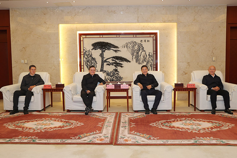 2月20日上午,市委书记覃卫国,市委副书记,市长汪华东会见省第八批援藏