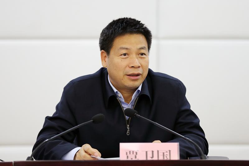 市委副书记,市长覃卫国出席会议并讲话,市领导周天伟,张香娥,朱先明