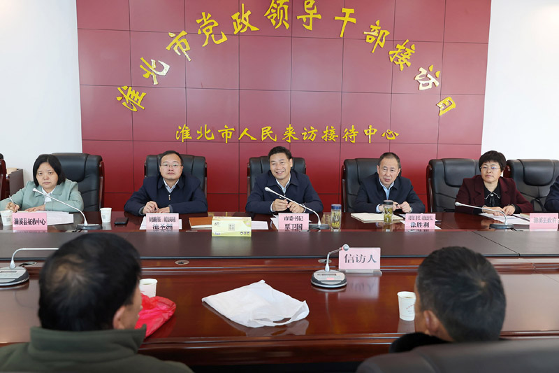 市委常委,秘书长,政法委书记徐胜利参加接访.市委有关副秘书长
