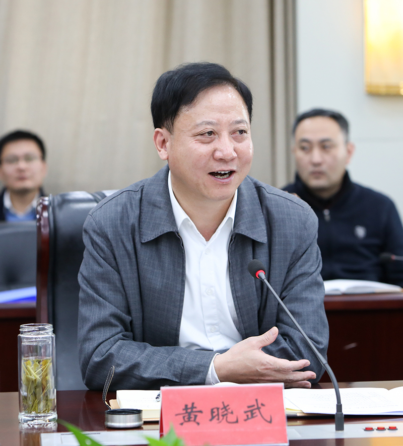 12月15日上午,市委书记黄晓武主持召开座谈会,围绕谋划制定我市"