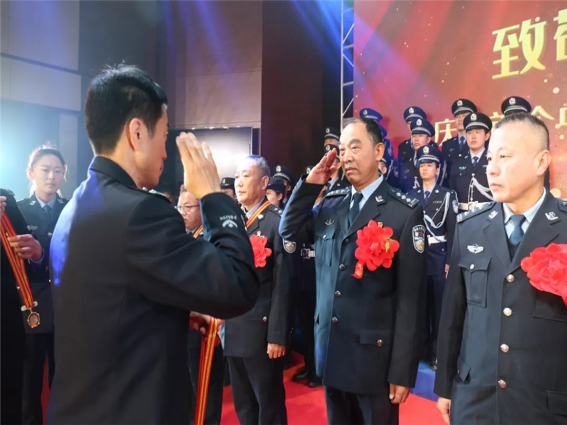 致敬警旗铭记初心淮北市公安局举行庆祝首个中国人民警察节暨人民警察