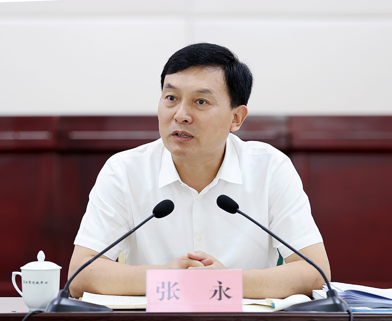 市委书记张永在会上讲话.市委副书记,市长覃卫国主持会议.