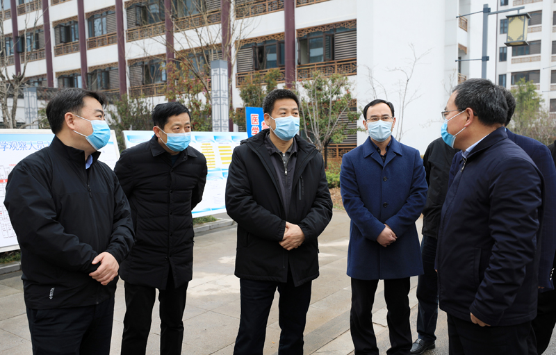 3月20日下午,市委副书记,市长覃卫国深入市疾控中心,隔离酒店,交通卡