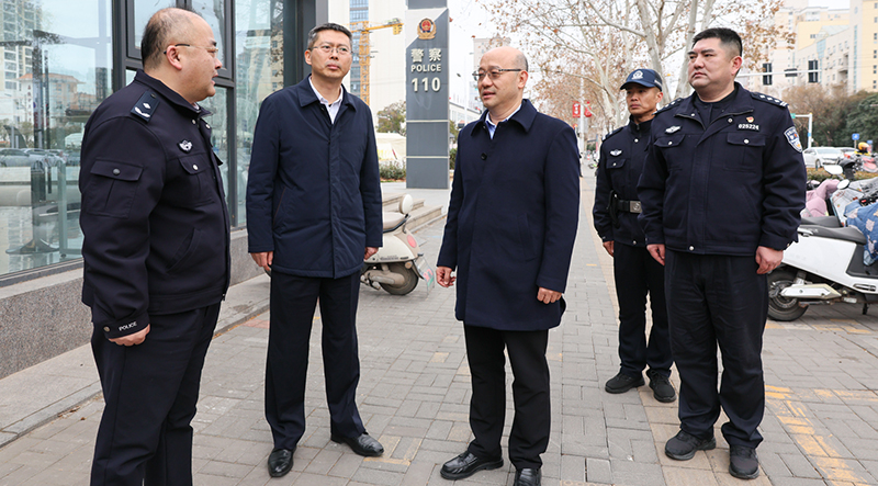 汪华东督导节日值守工作并看望在岗职工