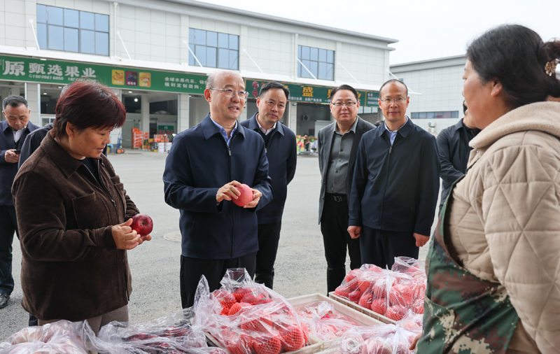 汪华东在濉溪县开展访企入村
并督导调研学习教育开展情况时强调
把正确政绩观内化于心外化于行
用心用情办实事解难题促发展