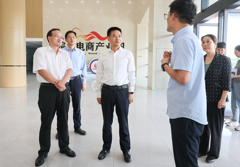黄韡在调研科技服务业发展情况时强调
做强科技服务 激活创新动能