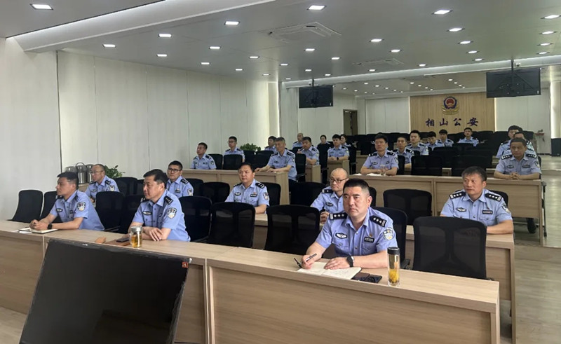 淮北市公安局组织收看"心中装着人民的好警察"——全国"公安楷模"魏和