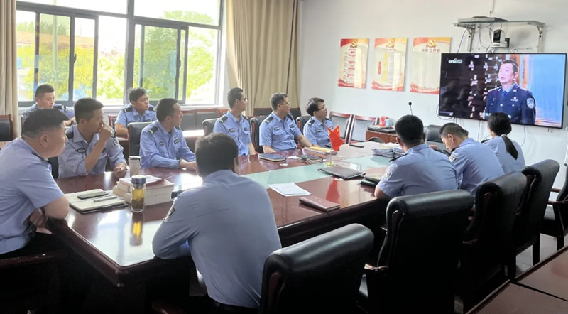 淮北市公安局组织收看"心中装着人民的好警察"——全国"公安楷模"魏和